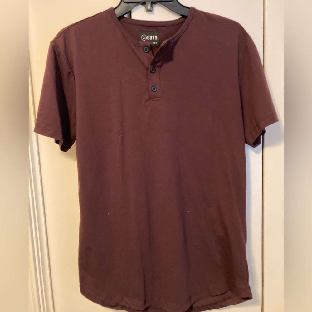 Cuts clothing medium curve-hem henley.